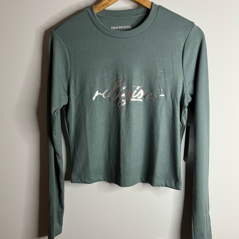 NWT True Religion Ribbed LS Crew Tee. Color Balsam Green. Size M